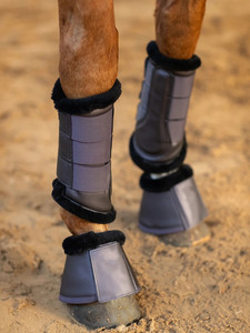 Bottes de protection pour chevaux d'extérieur respirantes en caoutchouc éponge avec garniture en fausse fourrure violette et trois sangles - Product Image 3