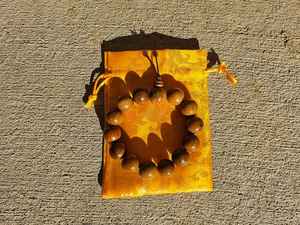 Pulsera de cuentas redondas de madera hecha a mano con acabado natural, ligera, elegante y perfecta para el uso diario. - Product Image 4