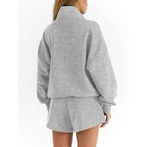 Ensemble deux pièces pour femme avec logo imprimé en relief personnalisé, comprenant un sweat à capuche court et un short en coton coupé-cousu, effet délavé soleil - Product Image 4