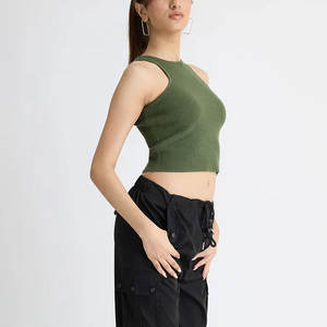 Top corto sin mangas con un ajuste favorecedor para looks urbanos sencillos. - Product Image 2