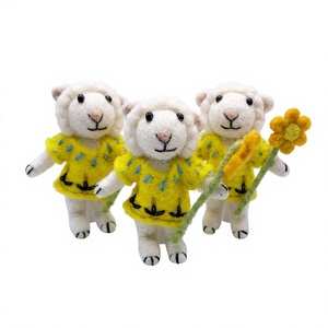 Adorno Navideño de Fieltro de Lana Hecho a Mano, Ecológico y Tradicional, con Diseño de Oveja en Vestido Amarillo y Flores, Decoración de Pared Interior con Animal de Dibujos Animados - Product Image 1