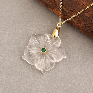 Collier tendance et créatif avec pendentif fleur en cristal de quartz sculpté à la main, plaqué or 18 carats, incrustation émeraude CZ, colliers de mode - Product Image 3