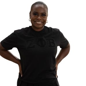 เสื้อยืดเชนิลล์สีดำล้วน Zeta Phi Beta สำหรับผู้หญิง ลายตัวอักษรกรีก เสื้อยืดลำลอง สตรีทแวร์ ผ้าฝ้ายพรีเมียม - Product Image 1