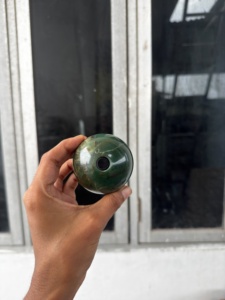 Esfera de Jade Verde Natural de 50-60 mm con Orificio de 12 mm, Bola de Piedra Preciosa Pulida para Exhibición, Tallado, Manualidades y Decoración - Product Image 1