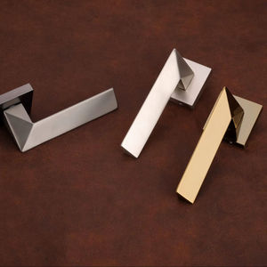 Poignée de porte carrée moderne de luxe en alliage de zinc doré brossé avec garniture de serrure noire pour meubles et portes - Product Image 1