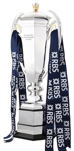 Trofeo Mundial de Rugby de Metal Plateado con Cintas Azules de la RBS sobre Base Negra - Product Image 4