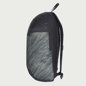 Mochila Escolar Arctic Fox con Diseño Geométrico Verde Oliva, Cierre de Cremallera, Correa Desmontable, Forro Transpirable de Poliéster y Lino - Product Image 4
