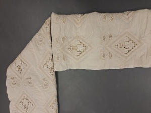 Tela Bordada de Algodón Blanco Premium en Oferta - Material con Diseño Geométrico de Diamantes y Calado para Vestidos y Chalecos - Product Image 4