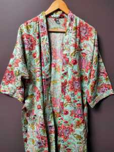 Bata tipo kimono de algodón con estampado floral verde menta – Estilo bohemio, larga, abierta por delante, con lazo en la cintura - Product Image 2