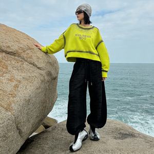 Conjunto de Moda Urbana Casual Unisex: Sudadera Blanca Bordada con Pedrería y Pantalones Anchos Negros - Product Image 2
