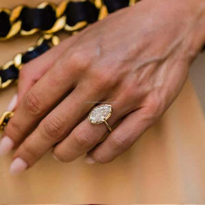 แหวนหมั้นเงินประดับเพชรโมอิสซาไนต์ทรงรีแบบฝังขอบสไตล์จอร์เจียน 3.0 กะรัต ดีไซน์วินเทจ เหมาะสำหรับงานแต่งงานและวันครบรอบ - Product Image 4