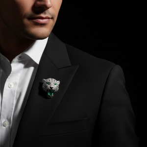 Broche Épingle de Revers Plaqué Rhodium en Moissanite Taille Émeraude Motif Visage d'Animal Tons Argentés pour Hommes – Bijou de Mode pour Mariage et Anniversaire - Product Image 3