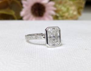 Bague de fiançailles et de mariage en or blanc 14 carats avec diamant de laboratoire taille radiant de 2,50 carats, sertie clos, certifiée IGI, luxe, pour anniversaire - Product Image 3