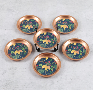 Posavasos redondos de latón tallados a mano con grabado floral detallado en el interior y bordes elevados, disponibles a precios de mayorista. - Product Image 3