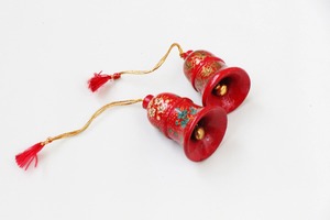 Ensemble de 2 cloches de Noël en verre peintes à la main, imprimées en UV en couleur, décorations traditionnelles rouges suspendues pour l'arbre - Product Image 5