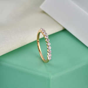 Anillo de Bodas de diamantes de corte redondo para mujer en anillos de diamantes elegantes con ajuste de punta Devind - Product Image 4