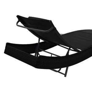 Chaise longue en polyrotin noir avec accoudoirs réglables, caractéristiques standard pour une détente confortable - Product Image 4