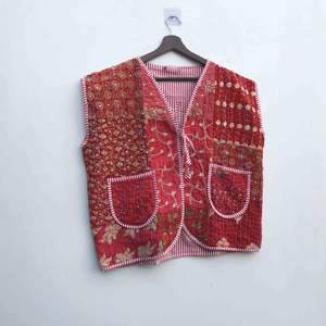 เสื้อกั๊กสไตล์โบฮีเมียนวินเทจสำหรับผู้หญิง ผ้าฝ้าย 100% ทำมือ ตกแต่งด้วยผ้าปะติดปะต่อแบบฮิปปี้ ติดกระดุมสองแถว มีกระเป๋าปักลาย - Product Image 3