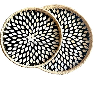 Juego de bandeja de servicio de ratán redonda elegante y asequible hecha a mano con incrustaciones de nácar para un diseño bohemio y árabe moderno para el hogar - Product Image 1
