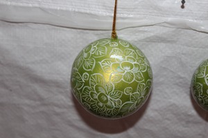 Adorno Navideño de Cristal Hecho a Mano, Bola Verde con Diseño de Tierra y Purpurina, Decoración Colgante de Estilo Tradicional - Product Image 4