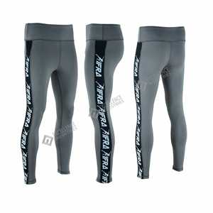 ชุดเซ็ตเสื้อชั้นในกีฬาแบบ Racerback และกางเกงเลกกิ้งสำหรับผู้หญิง โลโก้ด้านหน้า สีเทา ผ้าตาข่ายระบายอากาศ ชุดออกกำลังกาย รองรับสูง ไร้ตะเข็บ ผลิตจากผ้าสแปนเด็กซ์และโพลีเอสเตอร์ - Product Image 3