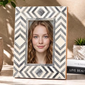 Cadre de miroir en bois fait main, rectangulaire, noir et blanc, incrustation géométrique, décoration murale ornée, vertical - Product Image 5