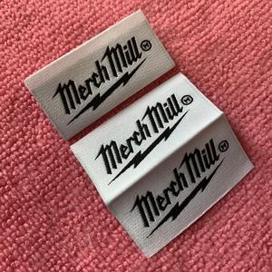 Étiquettes tissées damassées colorées à surface lisse TITAN TREAD WEAR, pliées sur un côté, lavables, avec bord coupé au laser pour vêtements et accessoires - Product Image 2