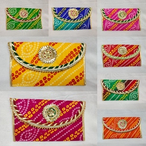 Bolso de mano tipo sobre con estampado Bandhani hecho a mano, broche floral estilo Kundan con gotas de oro, regalo Shagun/alternativa al bolso Potli. - Product Image 1