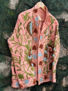 Veste ethnique en coton Sujani rose de qualité supérieure, imprimé cœur, broderie florale et d'oiseaux faite à la main pour femme, collection automne-hiver, vente en gros B2B de vêtements - Product Image 3