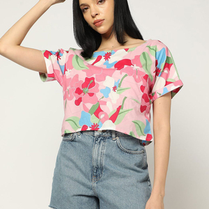 Haut de performance pour femme en sublimation, avec une construction confortable pour le fitness, les sports et les activités de plein air. T-shirt en sublimation pour femme. - Product Image 1