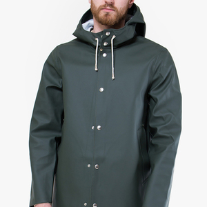 Manteau de pluie long imperméable à capuche pour homme en polyester enduit, fermeture boutonnée, couleur unie, coupe classique avec poches, idéal pour l'extérieur - Product Image 3