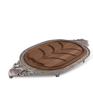 Plateau de service ovale en bois avec cadre argenté, design gravé fait main vintage pour les fêtes - Product Image 2