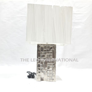 โคมไฟตั้งโต๊ะโลหะสีเงินดีไซน์สวย พร้อมโคมสีดำ สำหรับห้องนั่งเล่น คุณสมบัติรักษ์โลก เหมาะสำหรับงานแต่งงาน ลดราคาพิเศษ - Product Image 2