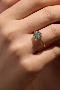 แหวนบลูโทแพซทรงฮาโล ประดับเพชรพาเว่ บนตัวเรือนทองคำแท้ 14k - Product Image 3