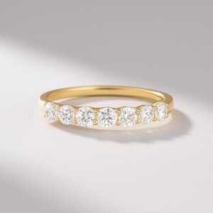 Bague demi-éternité en or massif 14 carats avec diamant de laboratoire taille brillant rond, bijou de fiançailles élégant pour les amoureux - Product Image 1