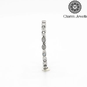 Anillo de compromiso clásico para mujer Charm Jewels con moissanita de corte cojín, certificado IGI, banda de eternidad, engaste de plata 925 con puntas. - Product Image 6