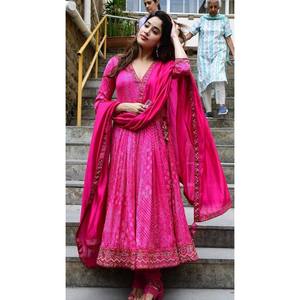 Robe de soirée trapèze en satin faite main par un créateur, avec jupe et dupatta, coupe taille naturelle - Product Image 3