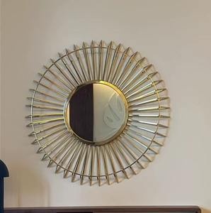 Increíble espejo metálico que no solo atrapa la atención, su marco metálico se siente sólido y con un diseño intencionado que agrega presencia a cualquier espacio. - Product Image 3