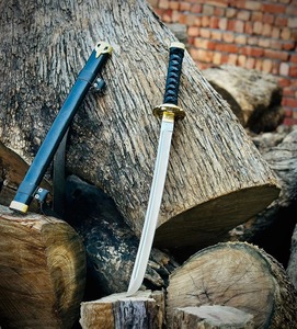 Épée à poignée en cuir noir avec garde doré, lame à pointe, fourreau et sangle - Product Image 3