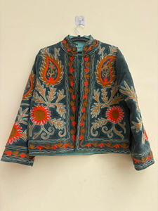 Veste d'hiver en velours ethnique faite à la main de luxe pour femmes, style traditionnel Suzani, motif floral bohème, manteau court élégant, cadeau pour femme - Product Image 3