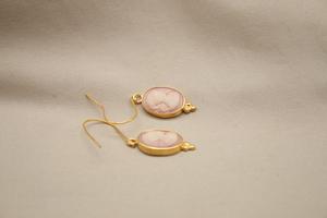 Pendientes de Plata de Ley Rodiada Hechos a Mano con Camafeo de Melocotón Natural, Diseño de Inspiración Victoriana, Elegante Regalo para el Día de la Madre - Product Image 3