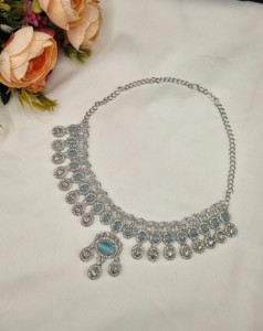 Parure de bijoux ethniques pour femme en plaqué rhodium avec collier, boucles d'oreilles et mangtika, ornée de pierres CZ taille ovale – Vente en gros - Product Image 5