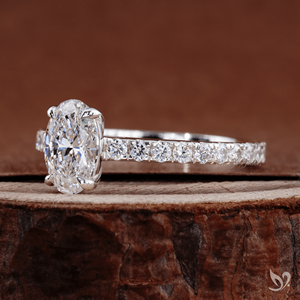 Bague de fiançailles ovale intemporelle en diamant de laboratoire 1 carat, sertie en cathédrale avec pavé, certifiée IGI, en or blanc 10K - Product Image 3