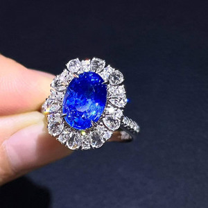Bague en saphir bleu bleuet naturel certifié AIGS de 5,11 carats, or 18 carats, 55 diamants sud-africains, double halo, bijoux de luxe - Product Image 3