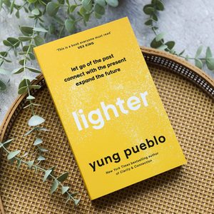Libro de bolsillo Lighter de Yung Pueblo, éxito de ventas para adultos - Product Image 1