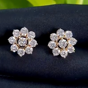 Boucles d'oreilles à fleurs en moissanite, boucles d'oreilles scintillantes florales dorées, bijoux de luxe pour femmes - Product Image 5