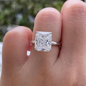 Bague de fiançailles solitaire en or 10K/14K/18K avec diamant de laboratoire taille Radiant 3,00 carats E/VVS2 certifié IGI, sertie à griffes, pour femme, haute joaillerie - Product Image 6