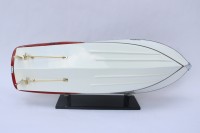 Modèle de bateau rapide italien RIVA AQUARIVA GUCCII en bois peint à la main, thème nautique, forme irrégulière, sur pieds, artisanat italien
