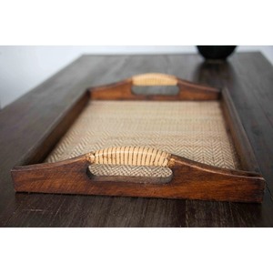 Plateau décoratif en bois rustique, forme rectangulaire, poignée en bambou et rotin, motif abstrait artisanal, décoration d'intérieur - Product Image 1