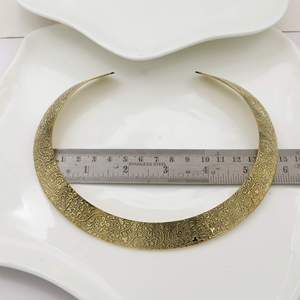 Collier ras du cou vintage plaqué or gravé, bijoux unisexes pour tous les jours - Product Image 4